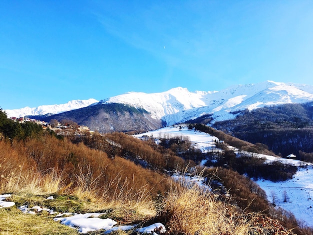 Photo scenic view of snowcapped mountains against blue sky