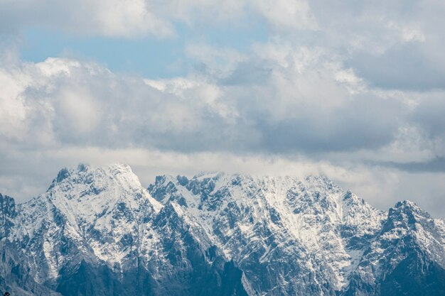 青い空を背景に雪を頂いた山の風光明媚なビュー