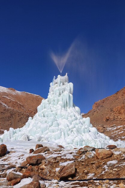 Foto la vista panoramica delle montagne innevate contro un cielo azzurro limpido