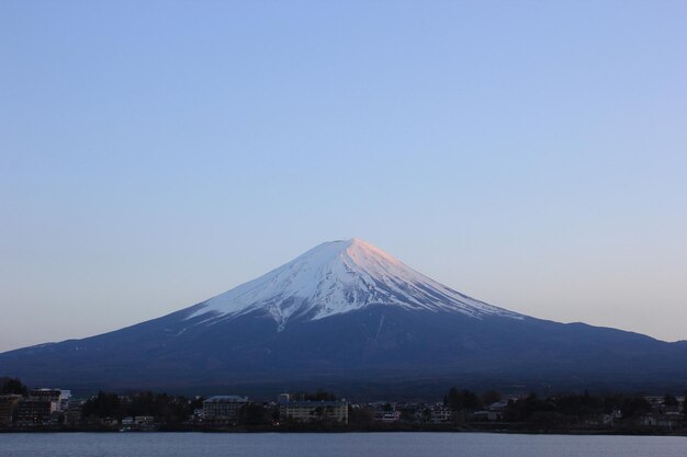 Photo scenic view of snowcapped mountains against clear blue sky