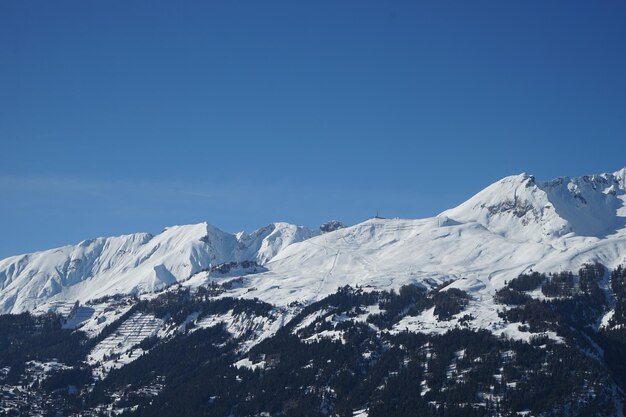 Photo scenic view of snowcapped mountains against clear blue sky