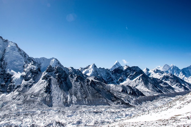 晴れた青い空に照らされた雪に覆われた山の景色