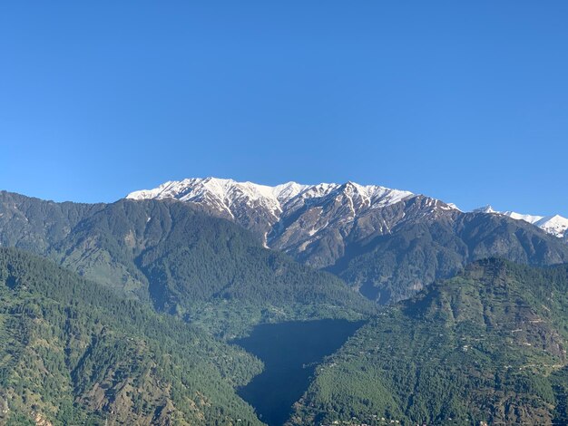 Photo scenic view of snowcapped mountains against clear blue sky