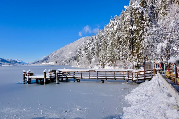 Photo scenic view of snowcapped mountains against clear blue sky