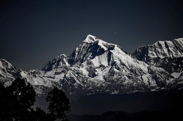 Photo scenic view of snowcapped mountains against clear sky