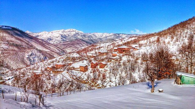 Foto la vista panoramica delle montagne innevate contro un cielo limpido