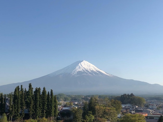 Foto la vista panoramica delle montagne innevate contro un cielo limpido