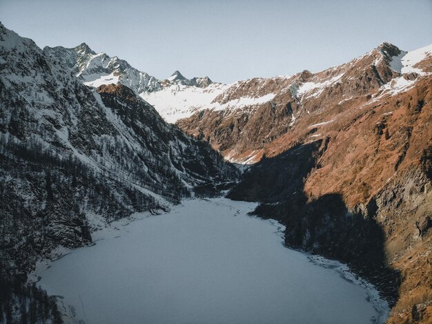 Photo scenic view of snowcapped mountains against clear sky