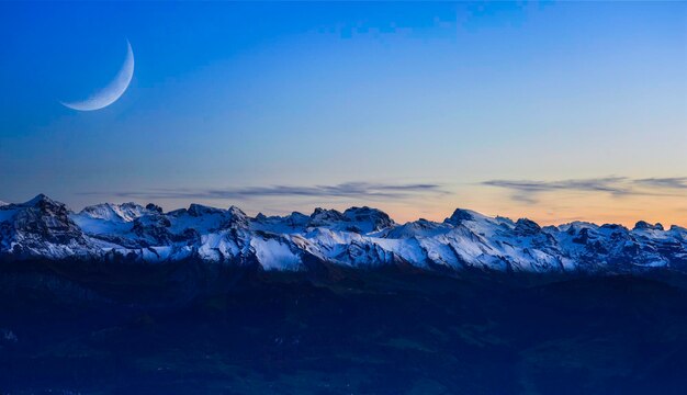 Foto la vista panoramica delle montagne innevate contro il cielo durante il tramonto