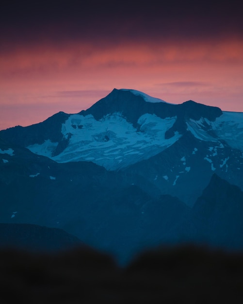 Photo scenic view of snowcapped mountains against sky during sunset