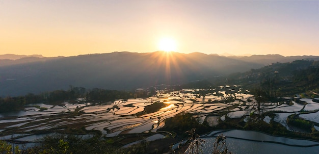 Photo scenic view of snowcapped mountains against sky during sunset