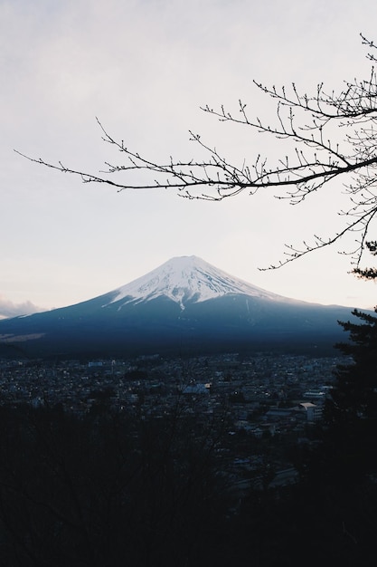 Photo scenic view of snowcapped mountains against sky during winter