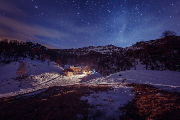 Foto la vista panoramica delle montagne innevate contro il cielo notturno