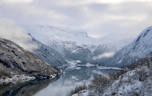 ノルウェーの空に照らされた雪に覆われた山の風景