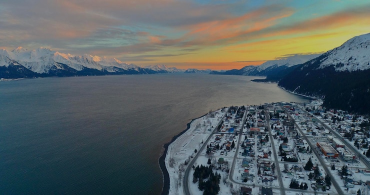 Photo scenic view of snowcapped mountains against sky during sunset