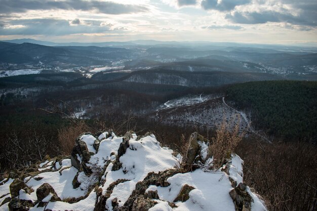 Photo scenic view of snowcapped mountains against sky