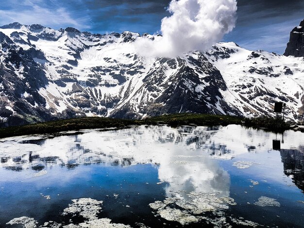 Photo scenic view of snowcapped mountains against sky