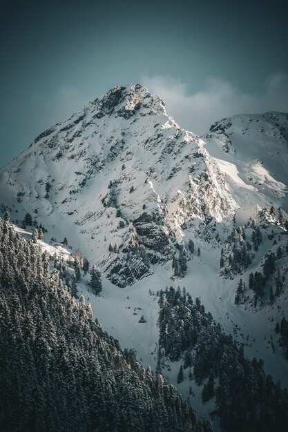 Photo scenic view of snowcapped mountains against sky