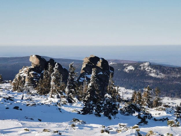 Foto la vista panoramica delle montagne innevate contro il cielo