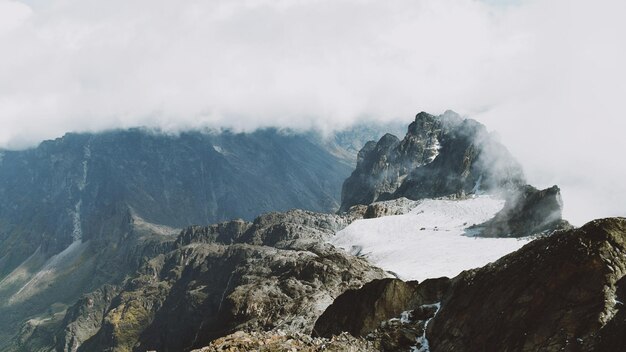 Photo scenic view of snowcapped mountains against sky