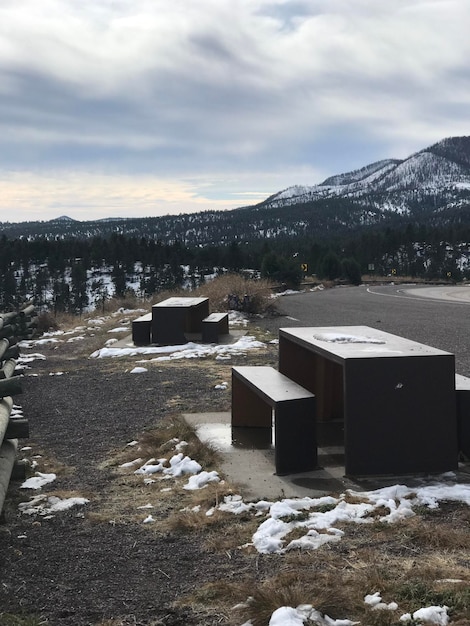 Foto la vista panoramica delle montagne innevate contro il cielo