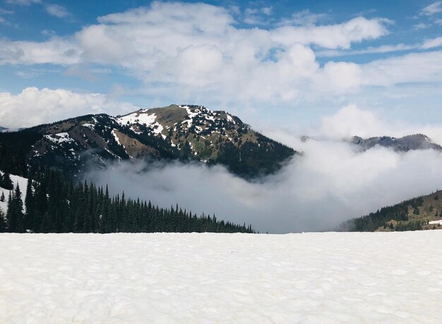 Photo scenic view of snowcapped mountains against sky