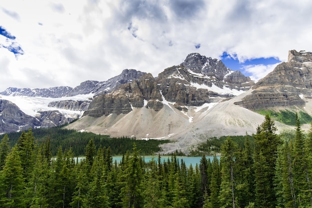 Photo scenic view of snowcapped mountains against sky