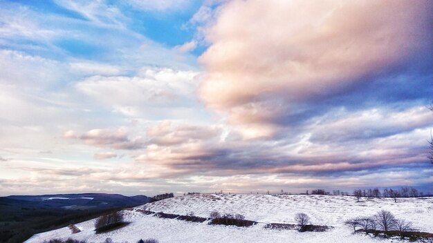 Photo scenic view of snowcapped mountains against sky