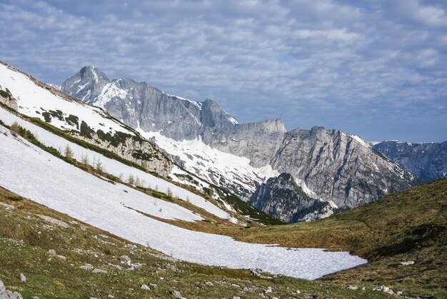 Foto la vista panoramica delle montagne innevate contro il cielo