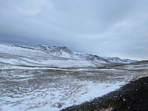 Foto la vista panoramica delle montagne innevate contro il cielo