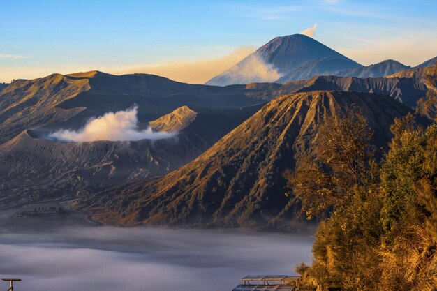 Photo scenic view of snowcapped mountains against sky