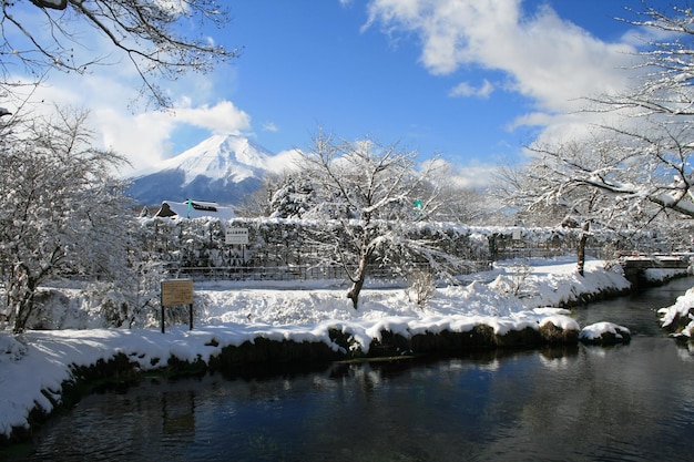 Foto la vista panoramica delle montagne innevate contro il cielo