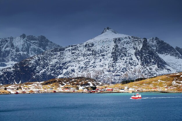 Photo scenic view of snowcapped mountains against sky