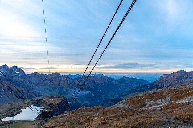 Foto la vista panoramica delle montagne innevate contro il cielo