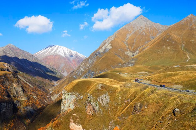 Photo scenic view of snowcapped mountains against sky