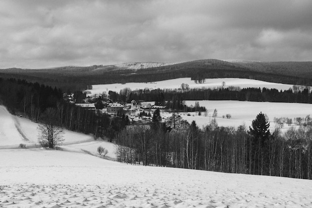 Foto vista panoramica delle montagne innevate contro il cielo