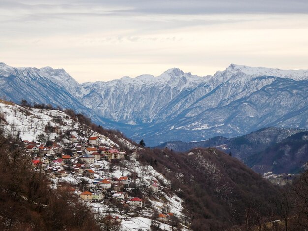 La vista panoramica delle montagne innevate contro il cielo