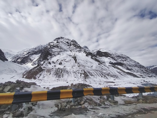 Photo scenic view of snowcapped mountains against sky