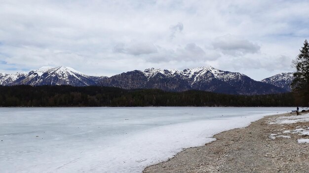 Photo scenic view of snowcapped mountains against sky