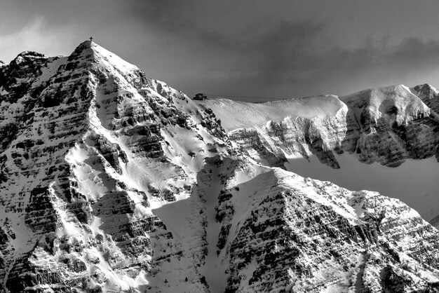 Photo scenic view of snowcapped mountains against sky