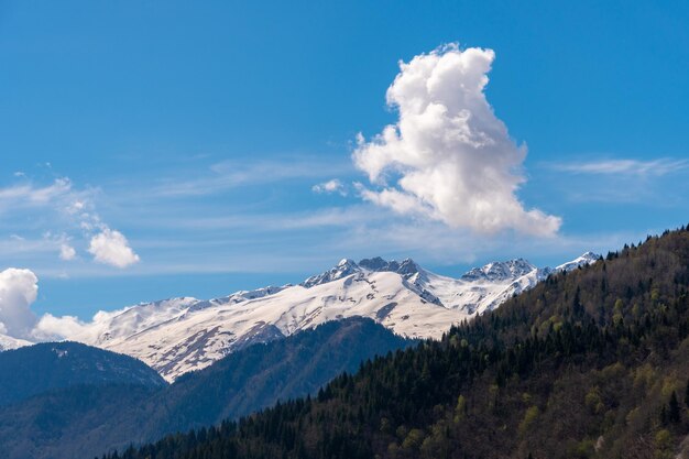 Foto la vista panoramica delle montagne innevate contro il cielo