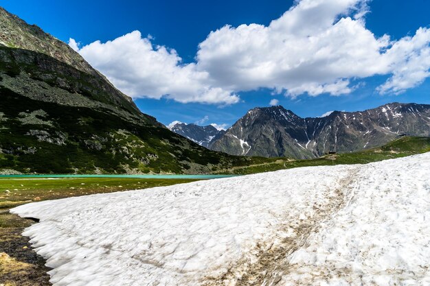 Foto la vista panoramica delle montagne innevate contro il cielo