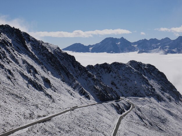 Photo scenic view of snowcapped mountains against sky