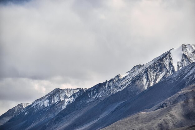 Photo scenic view of snowcapped mountains against sky