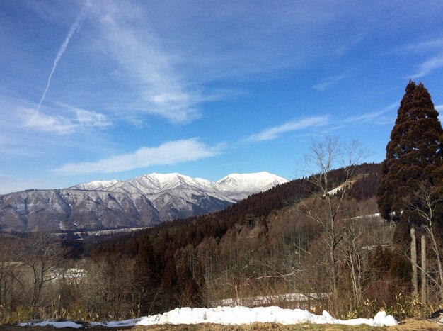 Foto la vista panoramica delle montagne innevate contro il cielo