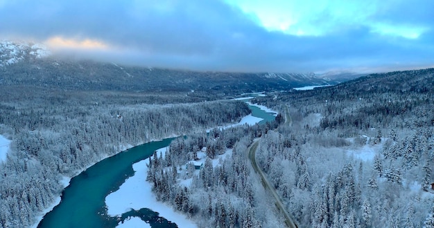 空に照らされた雪に覆われた山の景色