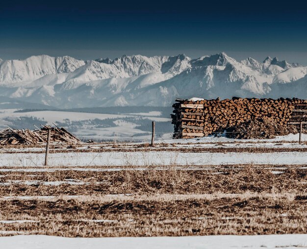 Photo scenic view of snowcapped mountains against sky