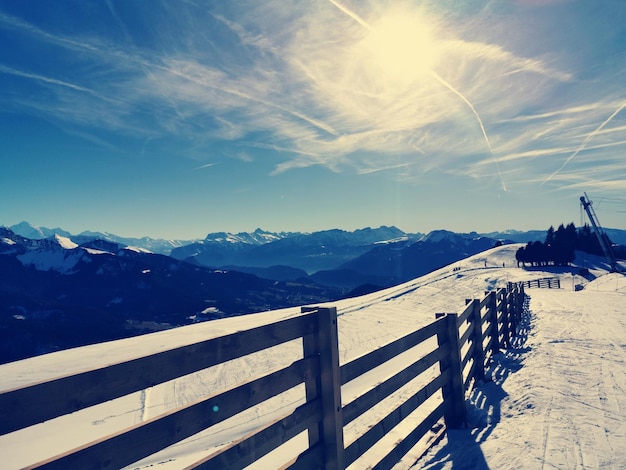 Foto la vista panoramica delle montagne innevate contro il cielo