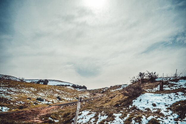 Photo scenic view of snowcapped mountains against sky