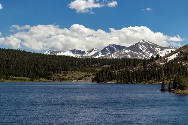 Photo scenic view of snowcapped mountains against sky